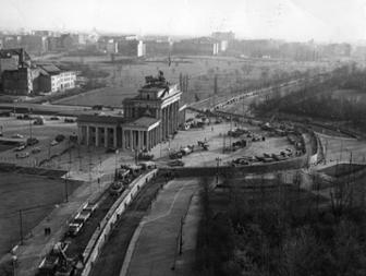 Bau der Mauer am Brandenburger Tor