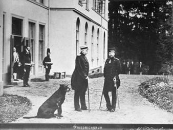 Friedrichsruh.- Reichskanzler Fürst Otto von Bismarck (links, mit Hund) und Kaiser Wilhelm II.