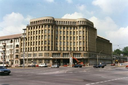 Gebäude des ehemaligen Instituts für Marxismus-Leninismus beim Zentralkomitee der SED in der Torstraße in Berlin-Mitte, ab 1993 erster Dienstsitz der SAPMO