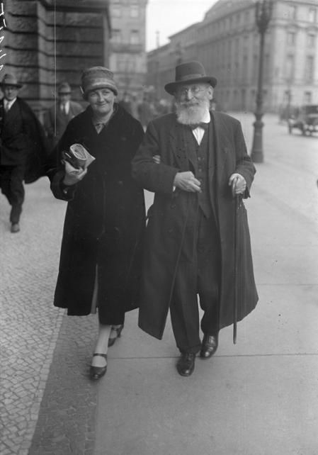Eduard Bernstein mit Dame am Arm beim Spaziergang.