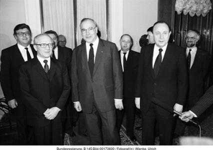 Erich Honecker, Helmut Kohl und Bundesaußenminister Hans-Dietrich Genscher (vorn v.l.n.r.) am 13. Februar 1984 im Gästehaus der sowjetischen Regierung in Moskau. Links im Hintergrund der Staatsminister im Bundeskanzleramt Philipp Jenninger.