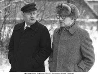 Helmut Schmidt und Erich Honecker bei einem Spaziergang am Döllnsee, 12. Dezember 1981